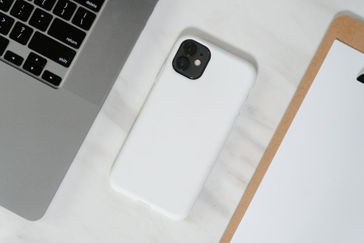 Apple Zubehör Geschenkideen - iPhone und MacBook auf einem Tisch