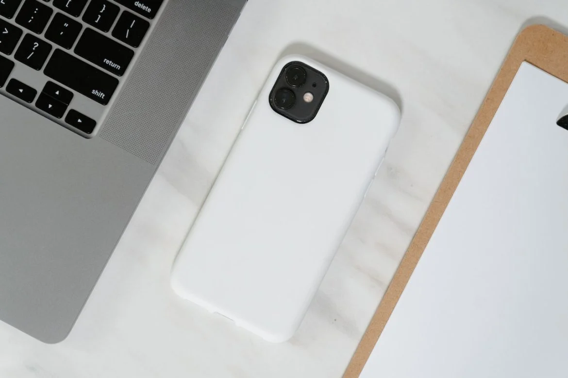 Apple Zubehör Geschenkideen - iPhone und MacBook auf einem Tisch