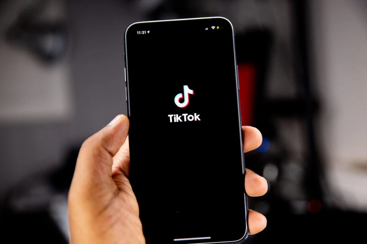 "Smartphone mit TikTok App offen, präsentiert die #TikTokMadeMeBuyIt Must-Have Artikel vom September"