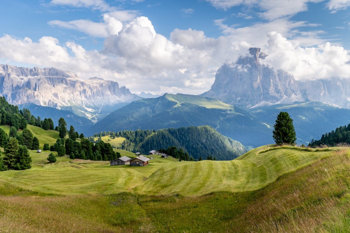 Panoramablick auf die Seiser Alm, eine der malerischsten Landschaften in Südtirol, eingefangen in einem Bild, das die natürliche Schönheit der Region hervorhebt, eine perfekte Geschenkidee für Entspannungssuchende und Aktivurlauber, die in den Top Boutique-Hotels der Region übernachten möchten