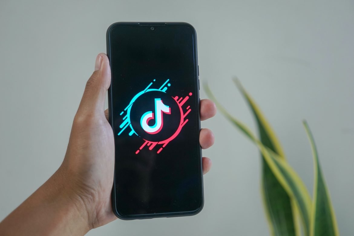Smartphone mit TikTok-Logo zeigt #TikTokMadeMeBuyIt: Die Must-Have Artikel vom Oktober