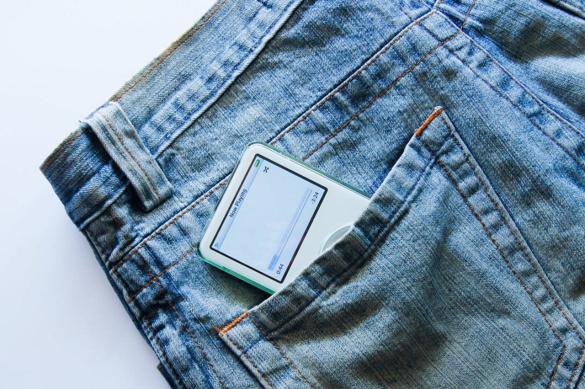 MP3-Player in Jeans-Tasche als Teil der kultigsten 2000er Jahre Geschenkideen