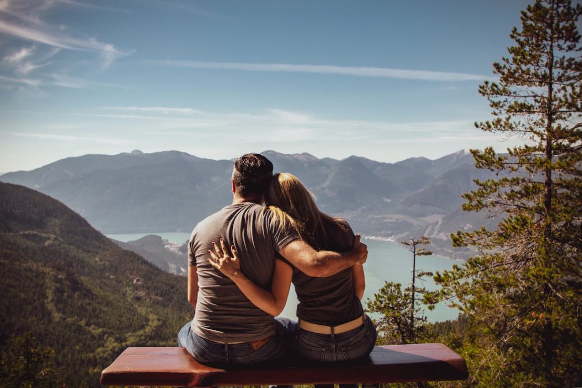 Romantisches Geschenk zum Valentinstag - Paar genießt gemeinsame Zeit am Strand, eine Inspiration aus den 10 kreativen Geschenkideen zum Valentinstag.